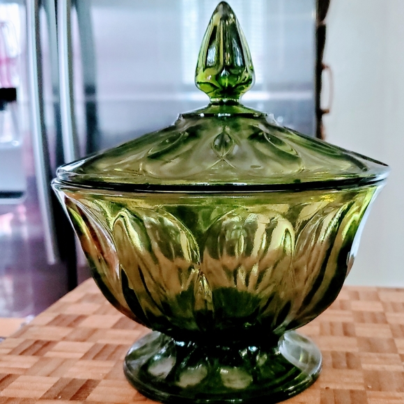 🍃 Avocado Green Candy Dish with Lid - Picture 4 of 5